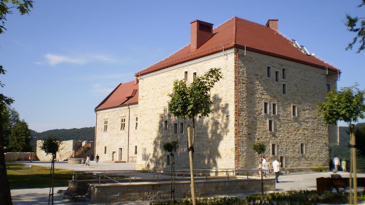 Dom Turysty Sanok Aparthotel Kültér fotó